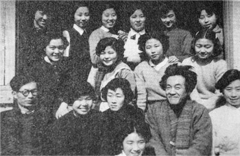 女子美の学生と柳悦孝先生と